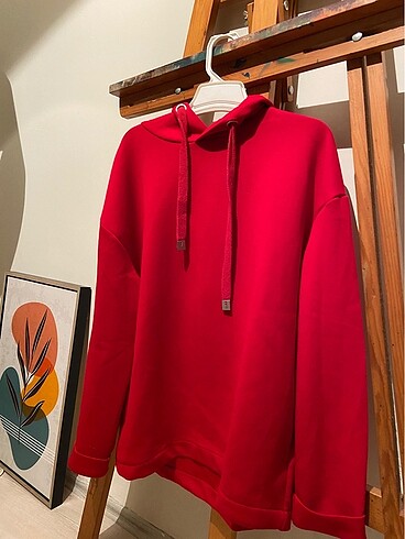 Kırmızı kapüşonlu sweatshirt
