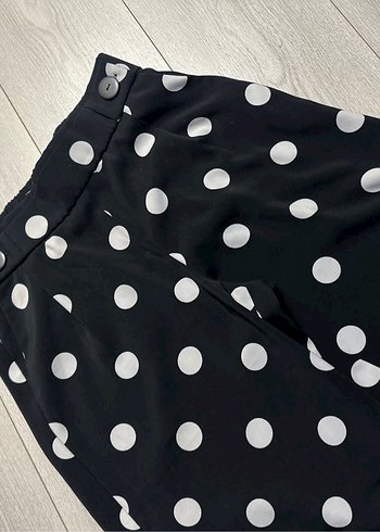 Zara Düğmeli Siyah Puantiyeli Midi Kadın Pantolon - Görsel 2