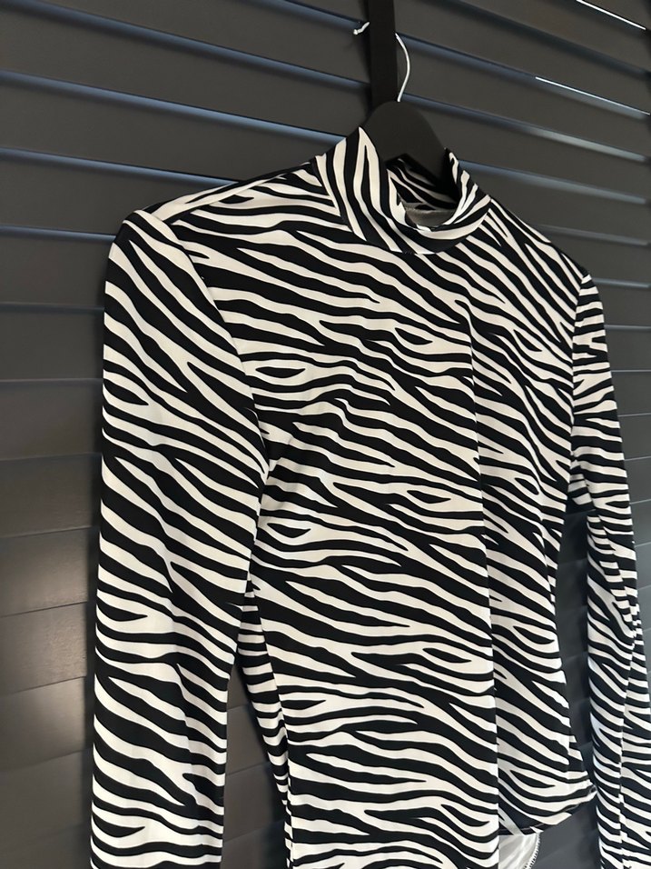 Zebra Desenli Uzun Kollu Yüksek Yaka Bluz - Görsel 2