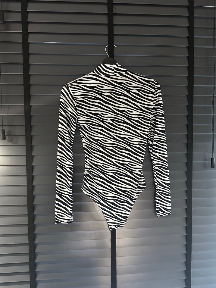 Zebra Desenli Uzun Kollu Yüksek Yaka Bluz - Görsel 3