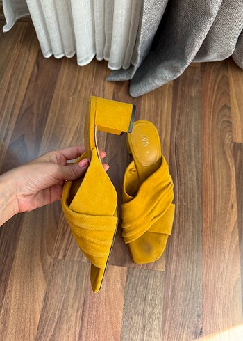 Zara Sarı Süet Pliseli Blok Topuklu Kadın Terlik