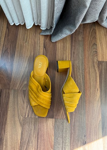 Sarı Süet Pliseli Blok Topuklu Kadın Terlik - Görsel 3