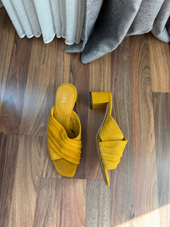 Sarı Süet Pliseli Blok Topuklu Kadın Terlik - Görsel 3