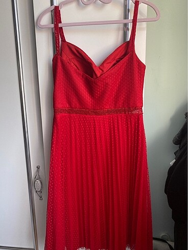 l Beden kırmızı Renk Askılı tül detay kırmızı elbise