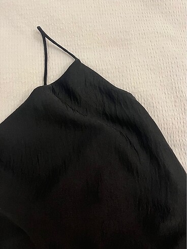 Degaje yaka siyah saten elbise - Görsel 5