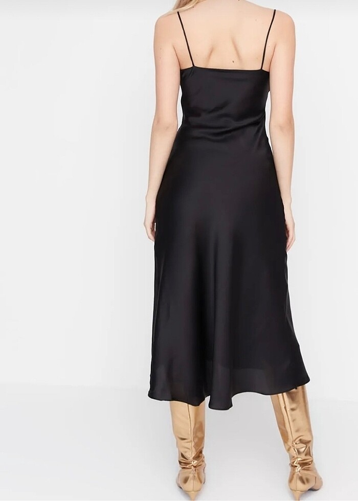 Degaje yaka siyah saten elbise - Görsel 3