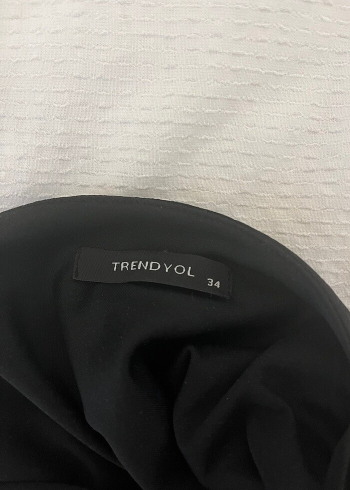 Degaje yaka siyah saten elbise - Görsel 4