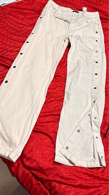 Beyaz pantolon yandan düğmeli dekolte ayarlanabilir