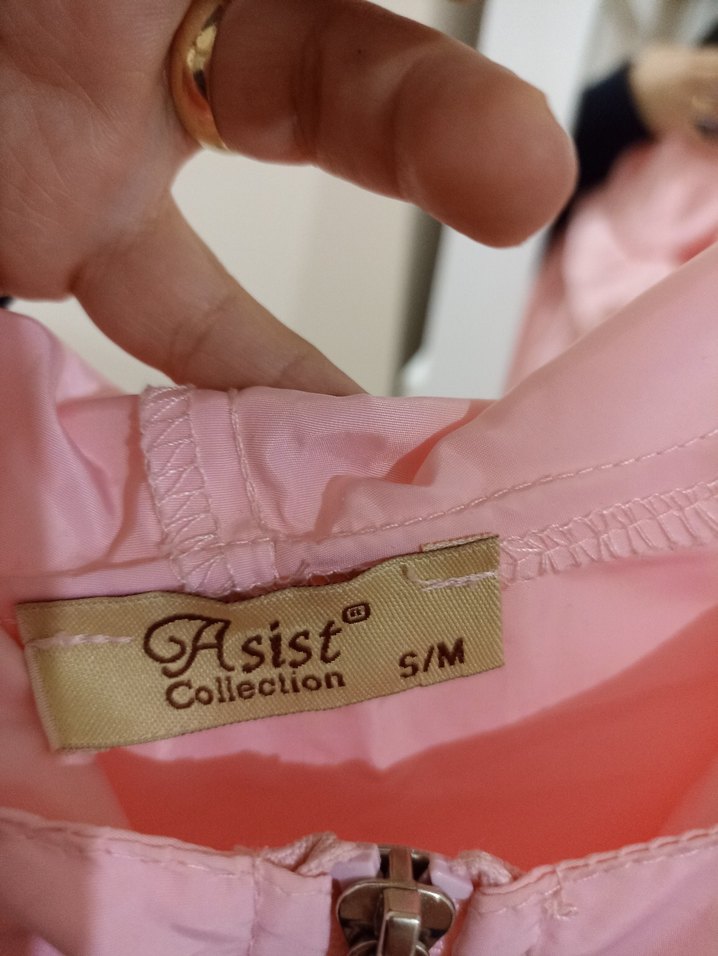 Pembe Kapüşonlu Yağmurluk - Görsel 3