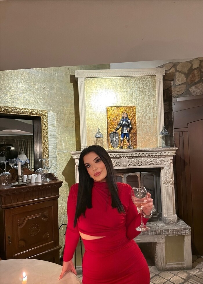 Kırmızı elbise - Görsel 2