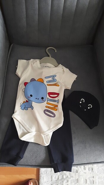 Çıtçıtlı body takim. Zıbın alt pijama ve şapkadan oluşuyor 