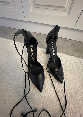 Park Moda Siyah Deri Stiletto Bağcıklı Topuklu