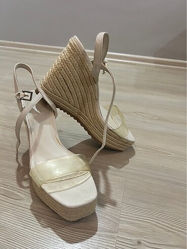 Stradivarius Dolgu Topuk Hasır Sandalet