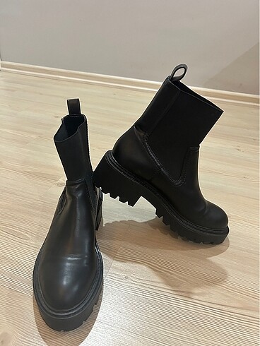 Stradivarius düz chelsea bot