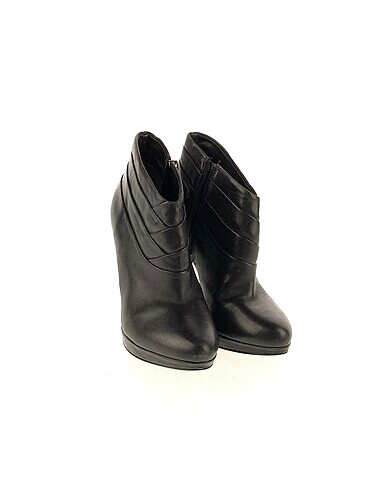 Guess Guess Bot %70 İndirimli.