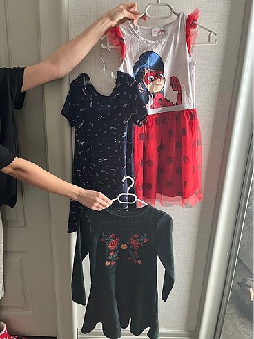 Üç elbise tek fiyat 8-9 yaşlar uyumlu lcwaikiki marka
