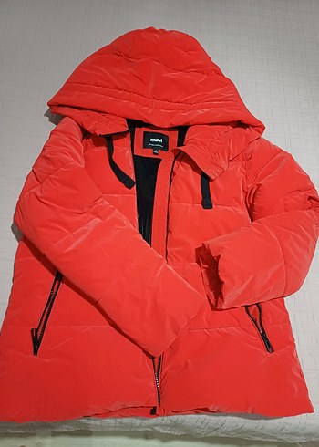 Kırmızı Kapüşonlu Kadın Kışlık Mont - Görsel 3