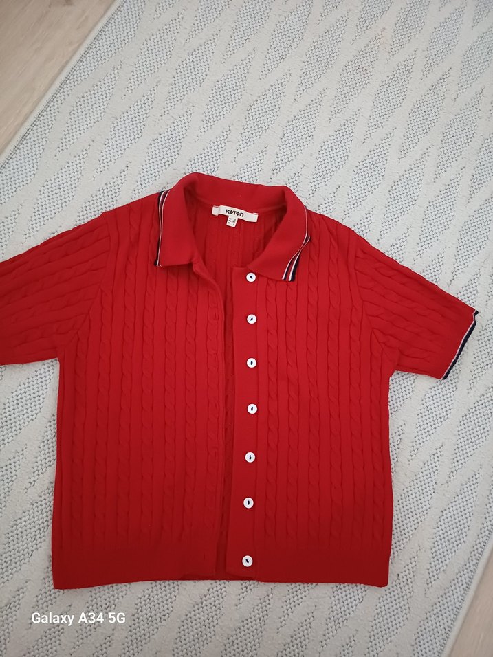 Kırmızı Düğmeli Kısa Kollu Triko Kazak - Görsel 3