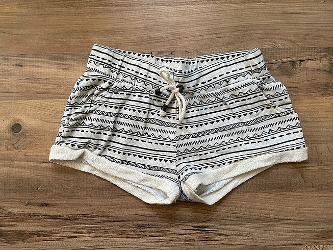 Bershka geometrik kısa şort