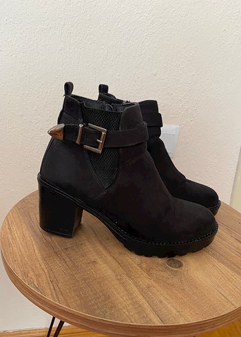 Siyah Süet Tokalı Topuklu Kadın Bot - Görsel 2