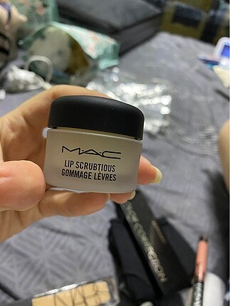 Mac lip scrub
