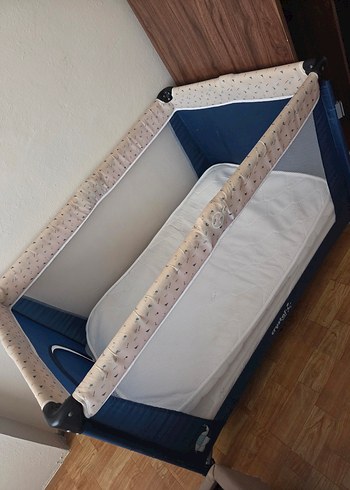 Gri-Beyaz Bebek Oyun Parkı