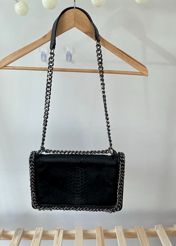 Parlak Siyah Yılan Desenli Zincir Detaylı Süet Çanta - Görsel 2