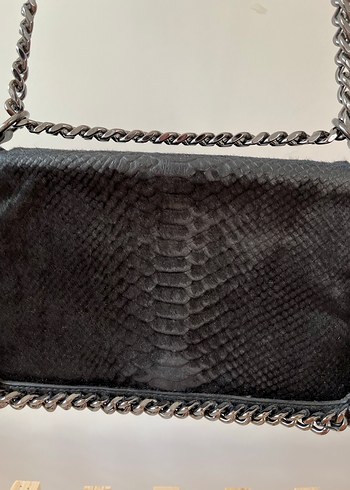 Parlak Siyah Yılan Desenli Zincir Detaylı Süet Çanta - Görsel 3