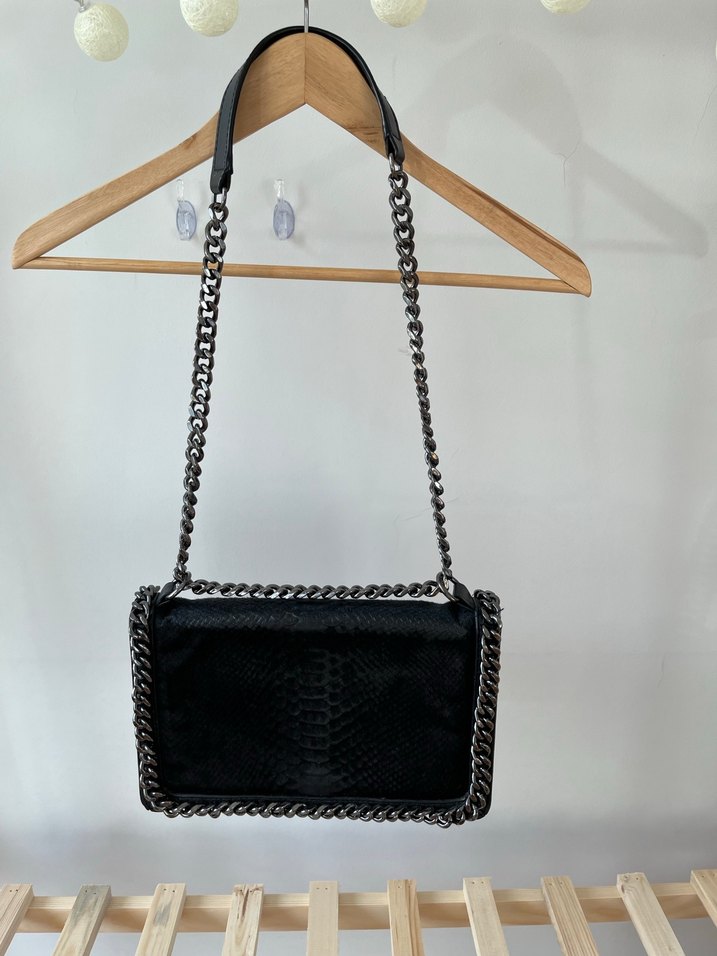 Parlak Siyah Yılan Desenli Zincir Detaylı Süet Çanta - Görsel 2