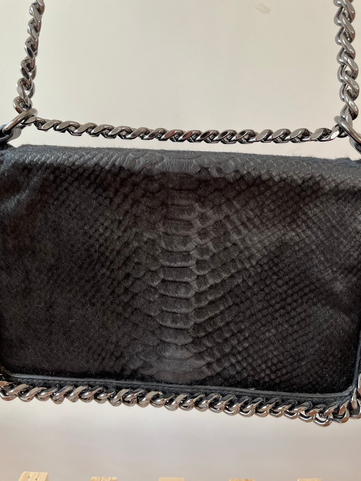 Parlak Siyah Yılan Desenli Zincir Detaylı Süet Çanta - Görsel 3