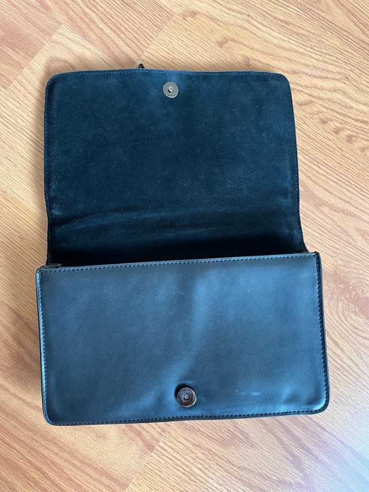 Parlak Siyah Yılan Desenli Zincir Detaylı Süet Çanta - Görsel 4