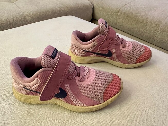 27 Beden pembe Renk Orijinal Nike Revolution 27 numara çok az kullanıldı