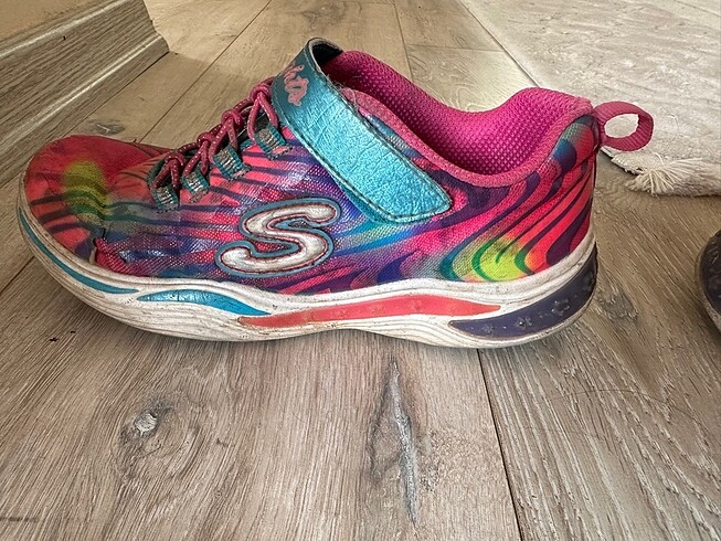 Skechers Skechers 33 numara ışıkları sağlam yanıyor resimde görülüyor