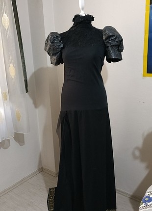 Siyah kuyruklu yırtmaçlı gotik elbise