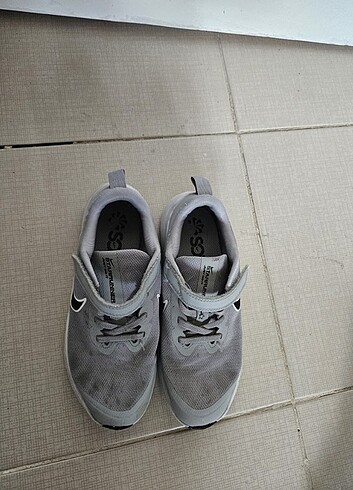 34 Beden gri Renk Nike çocuk ayakkabısı. 