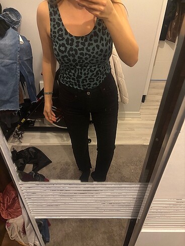 s Beden Yüksek bel siyah jean ve desenli çıtçıtlı bluz