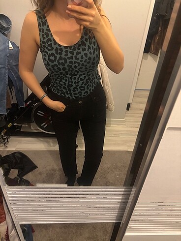 s Beden siyah Renk Yüksek bel siyah jean ve desenli çıtçıtlı bluz