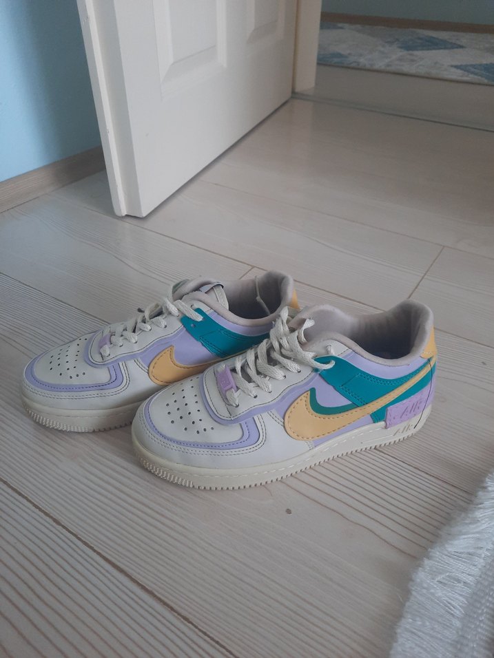 Nike Çok Renkli Bağcıklı Kadın Spor Ayakkabısı - Görsel 3