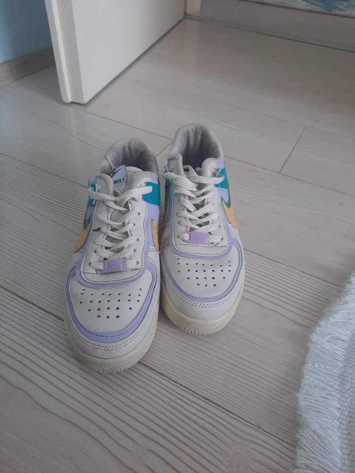 Nike Çok Renkli Bağcıklı Kadın Spor Ayakkabısı - Görsel 2