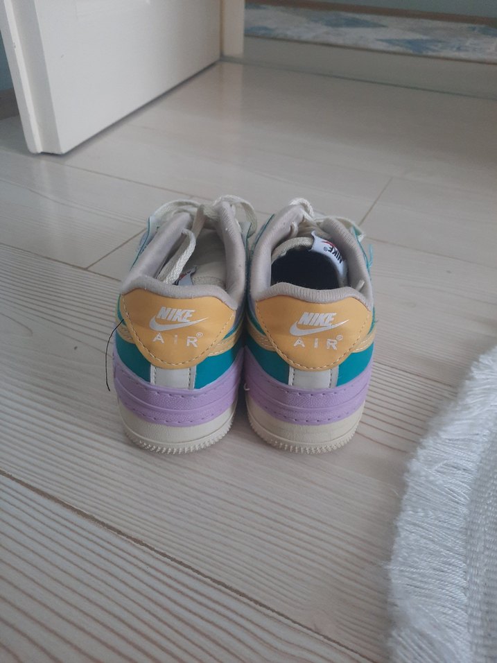 Nike Çok Renkli Bağcıklı Kadın Spor Ayakkabısı - Görsel 4