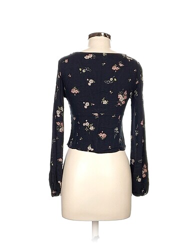 s Beden Pull and Bear Bluz %70 İndirimli.