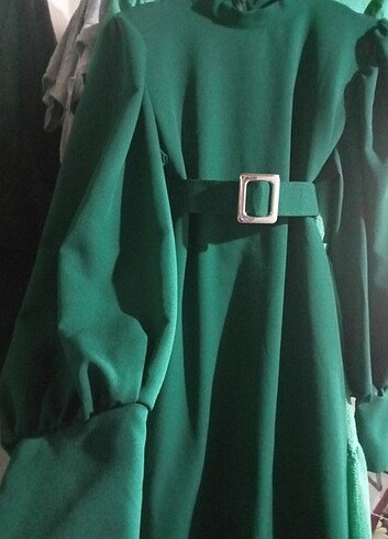 Yeşil kemerli balon kol elbise 