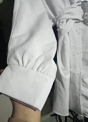 Beyaz Tokalı kemerli gömlek 