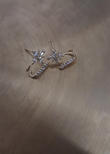 Altın Renkli Çiçekli Midi Küpe - Görsel 2