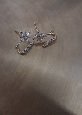 Altın Renkli Çiçekli Midi Küpe - Görsel 3