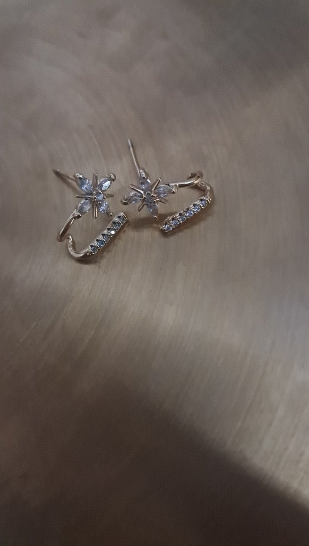 Altın Renkli Çiçekli Midi Küpe - Görsel 3