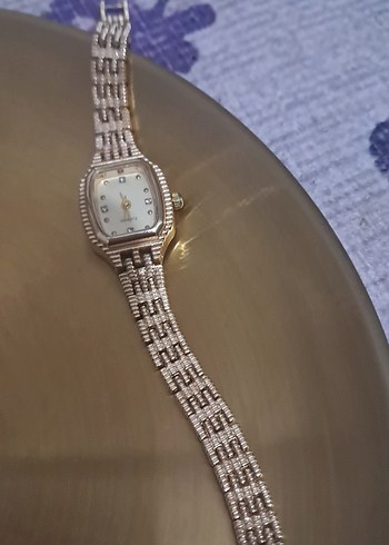 Parlak Altın Kadın Kol Saati - Görsel 3