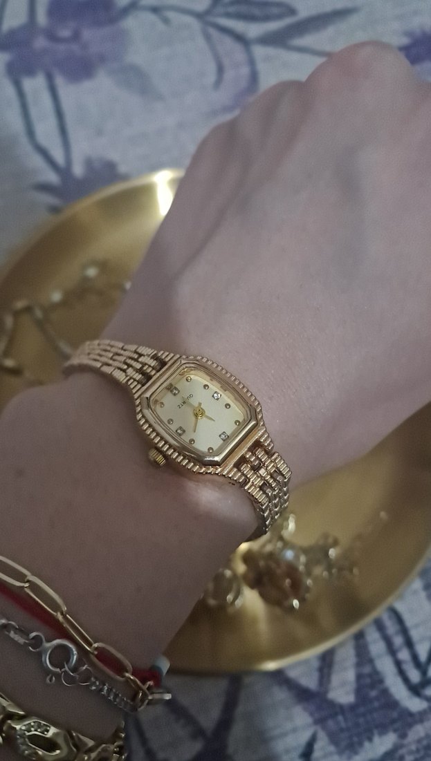 Parlak Altın Kadın Kol Saati - Görsel 4