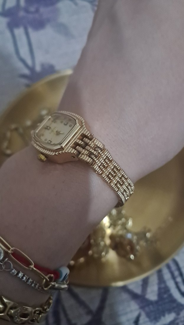 Parlak Altın Kadın Kol Saati - Görsel 5