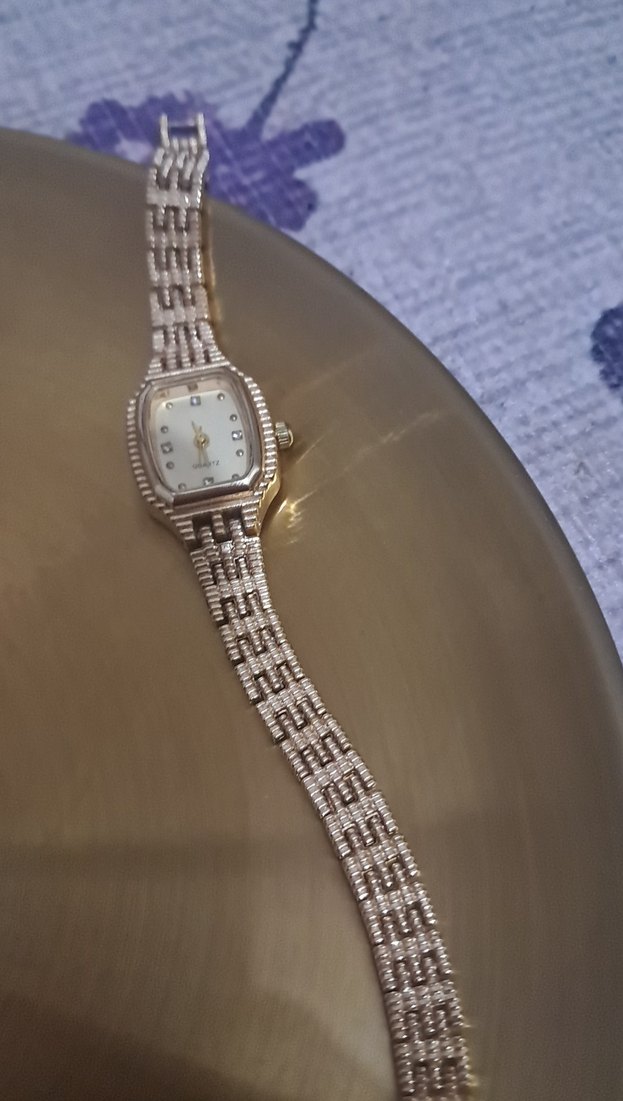 Parlak Altın Kadın Kol Saati - Görsel 3